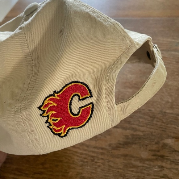 Calgary Flames Adult Hat in excellent condition OSFA - Picture 3 of 4